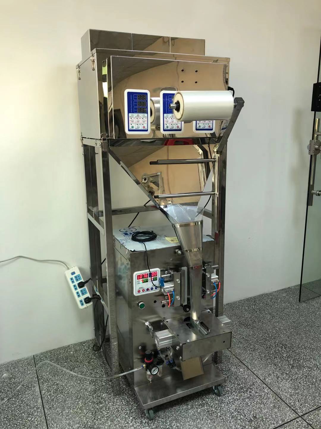 休閑食品鏈斗式上料顆粒稱重包裝機(jī)10-300克